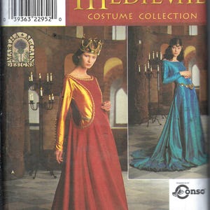 Puede incluir: Patrón de la colección de disfraces medievales Simplicity con dos vestidos medievales. Uno es rojo con mangas doradas y una corona dorada. El otro es verde azulado con un cinturón dorado. Tallas U 16, 18, 20.