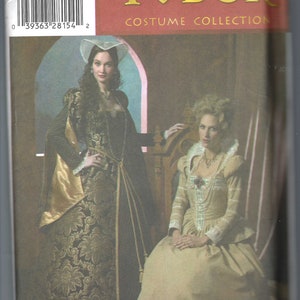 Puede incluir: Patrón Simplicity número 4508 para una colección de trajes Tudor. El patrón incluye dos vestidos, uno con una tela de brocado dorada y negra y el otro con una tela crema. El patrón es para las tallas europeas 42-50.
