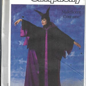 Puede incluir: Patrón Simplicity para un disfraz de Maléfica. El disfraz presenta una capa negra con detalles morados y un tocado a juego con cuernos. El logotipo de Walt Disney es visible.