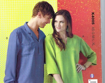 Pode incluir: Um padrão de costura Kwik Sew, K4005, para um top unissexo. Inclui tamanhos XS-XL. A capa mostra um top azul com um bolso e um top verde com decote em V. O texto "KWIK SEW" está no topo.