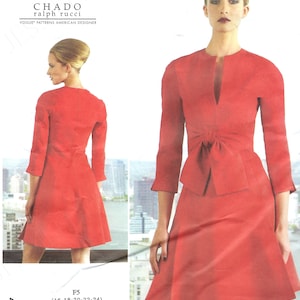 Pode incluir: Um padrão de vestido vermelho com laço na cintura e decote em forma de fechadura. O padrão inclui o texto "CHADO ralph rucci" e "VOGUE PATTERNS AMERICAN DESIGNER". O tamanho do padrão é F5, tamanhos 16-18-20-22-24.