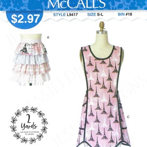 Könnte beinhalten: Nähmuster für eine rosa und schwarze Schürze mit einem Eiffelturm-Druck. Das Muster heißt "It's Sew Simple" und ist von McCall's. Die Musternummer ist L9417 und die Größe ist S-L. Das Muster benötigt 2 Yards Stoff.