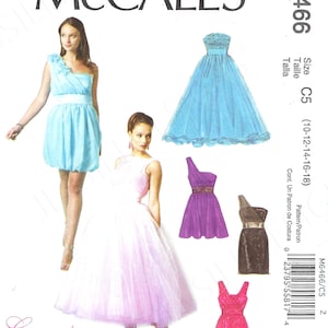 Puede incluir: Patrón de costura McCall's para un vestido, talla C5 (10-12-14-16-18). El patrón incluye cuatro estilos de vestidos diferentes: un vestido de un solo hombro con un escote con volantes, un vestido sin tirantes con una falda completa, un vestido de un solo hombro con una falda ajustada y un vestido con cuello en V con una falda ajustada. Los vestidos se muestran en azul, rosa, morado y rojo.