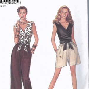 Könnte beinhalten: New Look Schnittmuster 6050 für die Größen 6-16. Die Hülle zeigt Illustrationen von zwei Outfits: ein ärmelloses Wickeloberteil mit Leopardenmuster kombiniert mit einer dunkelbraunen weiten Hose und ein schwarzes Wickeloberteil mit beigen Shorts.