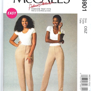 Op de afbeelding: McCall's M6901 naaipatroon met twee vrouwen in beige broeken en witte tops. Het patroon bevat de tekst "FASHION THAT FITS" en "EASY". De maat is OSZ.