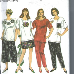 Peut inclure: Patron de couture Simplicity numéro 8448 pour la taille GG (26W-32W). Le patron montre trois femmes portant différents styles de hauts et de pantalons. Les hauts sont tous blancs à manches courtes et les pantalons sont noirs à pois blancs, noirs à imprimé floral et rouges.