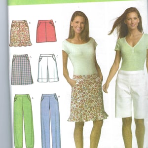 Op de afbeelding: Simplicity naaipatroon 4701 met verschillende rok- en broekontwerpen. Het patroon bevat een rok met bloemenprint, shorts en broeken. De maten zijn P5: 12, 14, 16, 18, 20, EUR 38-46, FR 40-48.