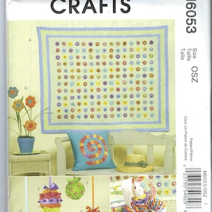 Puede incluir: Un patrón de manualidades para hacer un conejito, huevos de Pascua y una almohada con un diseño floral. El patrón es de McCall's Crafts y es de talla OSZ. El patrón incluye instrucciones para hacer los artículos.