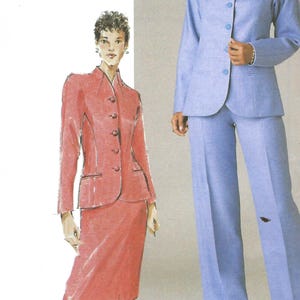Op de afbeelding: Vogue naaipatroon V7835 voor maten 20, 22 en 24. De envelop toont illustraties van een koraalkleurig mantelpakje met rok en een foto van een lichtblauw broekpak, beide bestaande uit een jasje met lange mouwen en een opstaande kraag.