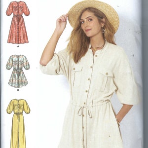 Puede incluir: Un patrón de costura para un vestido con tres estilos diferentes. El vestido es de color beige claro con un frente abotonado y un lazo en la cintura. El patrón se llama Simplicity S9544 y es para las tallas 6-14, 32-40 y 34-42.
