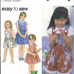 Può includere: Un cartamodello Simplicity per abiti da bambina. Il cartamodello comprende quattro stili diversi: un abito con stampa floreale, un abito con bretelle in denim, un abito con bretelle a quadri vichy e un abito con stampa floreale con bretelle e bordino in pizzo. Il cartamodello è per le taglie 2, 3 e 4.