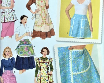 Pode incluir: Molde de costura Simplicity 4282 com vários designs de aventais. As ilustrações mostram múltiplos estilos de aventais com estampas florais, paisley e de frutas, incluindo aventais de cintura e aventais de corpo inteiro com bolsos, babados e bordas festonadas.