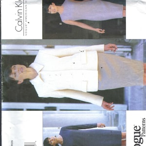 Pode incluir: Um padrão de costura Vogue Patterns com designs de Calvin Klein. O padrão apresenta um vestido lavanda sem mangas, um blazer branco com saia a condizer e um vestido azul marinho de manga comprida. O tamanho do padrão é 12-14-16.