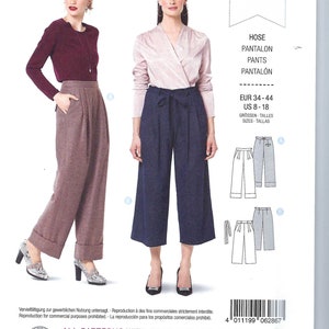 Puede incluir: Un patrón de costura para pantalones de cintura alta y piernas anchas. El patrón incluye instrucciones para dos estilos diferentes de pantalones, uno con dobladillo vuelto y otro con dobladillo recto. El patrón es para las tallas 8-18 e incluye márgenes de costura y dobladillo.