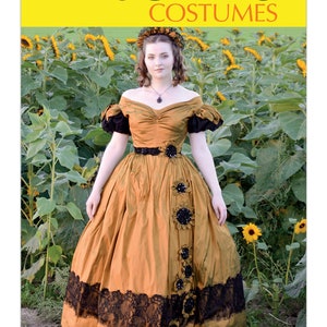 Puede incluir: Una mujer con un vestido largo de color dorado con ribetes de encaje negro y adornos de girasol. El vestido tiene un escote de corazón y mangas cortas abullonadas. La mujer está de pie en un campo de girasoles. La imagen incluye el texto "McCall's Costumes" y "M8017".