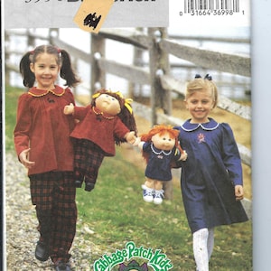 Puede incluir: Un patrón de costura Butterick vintage para ropa de niños. El patrón muestra a niños vistiendo conjuntos, incluyendo un conjunto rojo con pantalones a cuadros y un vestido azul. El logotipo de Cabbage Patch Kids es visible.