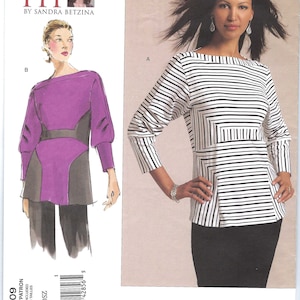 Może przedstawiać: Wzór szycia Vogue Patterns V1109 przedstawiający dwa damskie topy. Jeden top jest fioletowo-czarny z długimi rękawami, a drugi to czarno-biały top w paski. Wzór zawiera wszystkie rozmiary.