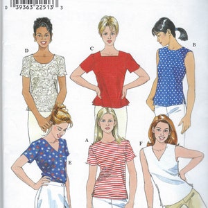 Puede incluir: Patrón de costura Simplicity 8523 con ilustraciones de tops de mujer. Los tops incluyen un top rojo con cuello cuadrado, un top azul con lunares y una camiseta a rayas rojas y blancas. El patrón es talla Z 20, 22, 24.