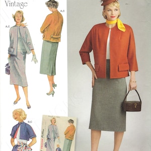 Op de afbeelding: Vintage naaipatroon voor een jas en rok in 1950s stijl. Het patroon is Simplicity 8464 en bevat maten 6-14, 32-40 Euro en 34-42 Frans. Het patroon toont drie verschillende aanzichten van de jas en rok, waaronder een rode jas met een gele sjaal, een blauwe jas met een wit-blauwe sjaal met patroon en een bruine jas met een witte sjaal.
