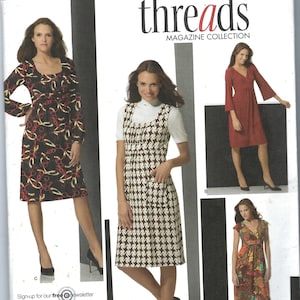 Puede incluir: Un patrón de costura para tres vestidos diferentes. El patrón es para las tallas españolas 42, 44, 46, 48 y 50. El patrón es de la colección de revistas "threads" de Simplicity. El número del patrón es 3678.