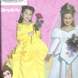 Puede incluir: Patrón de costura Simplicity 9902 para disfraces de princesas Disney en talla A 3,4,5,6,7,8. El paquete muestra ilustraciones de niños con vestidos amarillos y blancos, con el texto Disney Princess Costumes for Child y Simplicity.