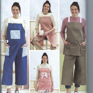 Puede incluir: Un patrón de costura para cuatro estilos diferentes de delantales. El patrón se llama Simplicity R12148 e incluye las tallas XS-XL. Los delantales se muestran en cuatro modelos diferentes que llevan los delantales en diferentes colores y estilos.