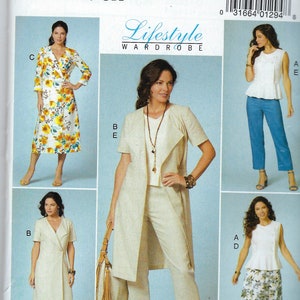 Könnte beinhalten: Ein Schnittmuster für eine Damen-Garderobe mit drei verschiedenen Outfits. Das erste Outfit ist ein Wickelkleid mit Blumenmuster. Das zweite Outfit ist ein weißes Oberteil mit einem langen weißen Cardigan und einer weißen Hose. Das dritte Outfit ist ein weißes Oberteil mit einem Rock mit Blumenmuster. Das Schnittmuster ist für die Größen 14-16-18-20-22. Die Schnittmuster-Nummer ist R10168.