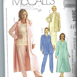 Può includere: Un cartamodello per una giacca lunga con apertura frontale e pantaloni. Il cartamodello comprende tre stili diversi: una giacca rosa con pantaloni abbinati, una giacca blu con pantaloni abbinati e una giacca verde con pantaloni abbinati. Il cartamodello è per le taglie 44-46-48-50. Il cartamodello è di McCall's e si chiama "Womanstyle".