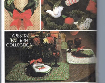 Modello di cucito vintage McCalls non tagliato, collezione di ornamenti natalizi Avon, tovagliette per ghirlande da porta, calza di stoffa FF