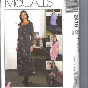 Może przedstawiać: Wzór szycia McCall's na trio sukienek, rozmiary 8-10-12. Wzór zawiera sukienkę z długim rękawem z nadrukiem kwiatowym, sukienkę z krótkim rękawem z nadrukiem różowo-białym i sukienkę z długim rękawem z nadrukiem szarym. Wzór jest oznaczony jako "Easy Pieces Trio".