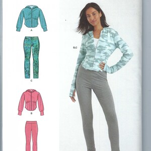 Op de afbeelding: Een naaipatroon voor een hoodie en broek. Het patroon bevat drie verschillende stijlen voor de top: een turquoise top met een rits, een roze top met een corset-stijl lijfje en een camouflage print top. De broek is in grijs getoond.