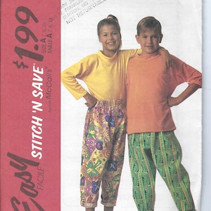 Puede incluir: Un patrón de costura para ropa de niños. El patrón es para las tallas 7, 8 y 10. El patrón es para tops y pantalones. El patrón es de McCall's y se llama "Easy Stitch 'N Save". El precio es de 1,99 €.