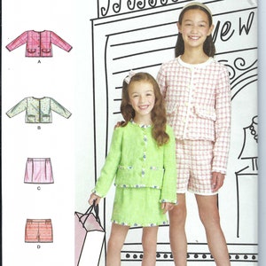 Può includere: Modello di cucito Simplicity con disegni di abbigliamento per bambini, tra cui giacche, gonne e pantaloncini. Il modello presenta illustrazioni di una giacca rosa, una giacca verde, una gonna rosa e pantaloncini arancioni. Le modelle indossano gli outfit. Il testo "Simplicity" è in alto.
