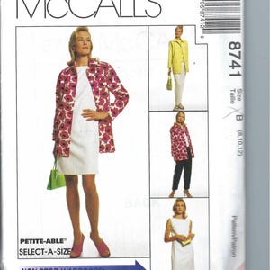 Può includere: Un cartamodello per un vestito e una giacca. Il cartamodello è per le taglie 8, 10 e 12. Il cartamodello si chiama "Petite-Able" e "Select-A-Size". Il cartamodello è di McCall's e il numero del cartamodello è 8741.
