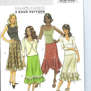 Puede incluir: Un patrón de costura para cuatro faldas diferentes. Las faldas son todas de largo hasta la rodilla y tienen diferentes estilos, incluyendo una falda de estampado de leopardo, una falda verde con ribete de encaje, una falda roja con un volante y una falda blanca con un volante. El patrón se llama "Fashion Express 2 Hour Pattern" y es de Butterick.