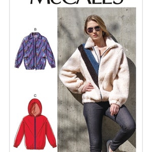 Puede incluir: Un patrón de costura para una chaqueta con cremallera con tres opciones de estilo diferentes. El patrón es de McCall's y el número de patrón es M8019. Los estilos de chaqueta incluyen una chaqueta con capucha, una chaqueta con un panel de color contrastante y una chaqueta con estampado geométrico.
