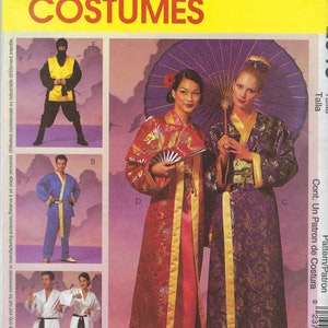 Könnte beinhalten: Ein McCall's Kostüm-Schnittmusterpaket mit verschiedenen Kostümdesigns. Das Bild zeigt einen Ninja, eine blaue Kampfsportuniform, eine Karateuniform und zwei Frauen in traditioneller japanischer Kleidung. Das Paket trägt den Text "McCall's Costumes".