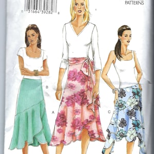 Puede incluir: Un patrón de costura para una falda de envoltura con tres estilos diferentes. El patrón es de Vogue Patterns y es para las tallas 6-8-10. La falda se muestra en tres colores y patrones diferentes: rosa con estampado floral, verde y azul con estampado floral.