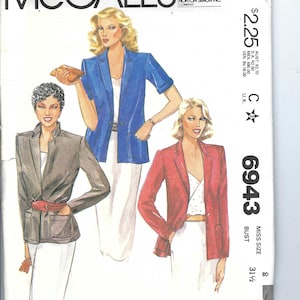 Può includere: Un cartamodello per una giacca, con tre donne che indossano giacche di diversi colori. Il numero del cartamodello è 6943 e la circonferenza del torace è di 80 cm. Il cartamodello è di McCall's e costa 2,25 $.