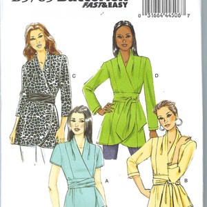 Puede incluir: Un patrón de costura para una blusa de envoltura con mangas largas y cortas. El patrón incluye cuatro estilos diferentes de blusas, cada una con un color y un patrón diferentes. El patrón es de Butterick, y el número de patrón es B5785.