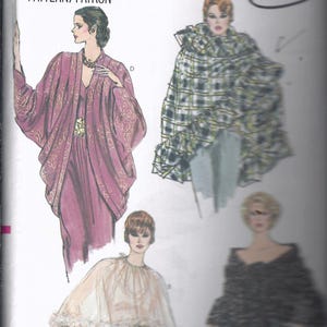 Może przedstawiać: Koperta z wykrojem krawieckim Vogue Patterns zawierająca ilustracje czterech różnych ubrań: magentowego okrycia, peleryny w kratę, przezroczystej narzutki z piórami oraz ciemnego topu z odkrytymi ramionami. Tekst: Vogue Patterns oraz PATTERN/PATRON.