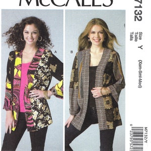Op de afbeelding: Een naaipatroon voor een lange, open jas met een geometrische print. Het patroon is McCall's M7132 en is verkrijgbaar in de maten XS, S en M.