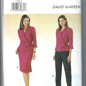 Op de afbeelding: Een naaipatroon van Butterick met een magenta wikkelblazer en rok, en een wikkel top met zwarte broek. Het patroon bevat de tekst "Butterick" en "DAVID WARREN".