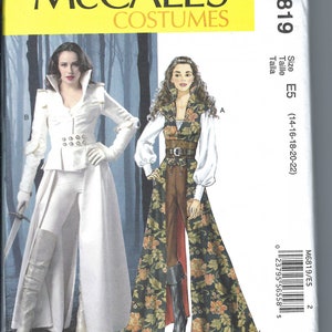 Op de afbeelding: Naai-patroon van McCall's Costumes voor een wit en zwart kostuum met een lange rok en een bruin en groen kostuum met een lange rok. Het patroon is voor maten 14-16-18-20-22. Het patroonnummer is M6819.