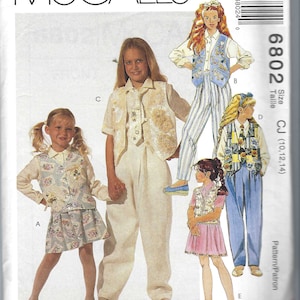 Peut inclure: Un patron de couture pour un gilet et une jupe pour filles. Le patron est pour les tailles 10, 12 et 14. Le patron est de McCall's et le numéro du patron est 6802.