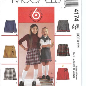 Op de afbeelding: Een naaipatroon voor een rok met verschillende stijlen. Het patroon bevat een spijkerrok, een geruite rok, een bruine rok, een geruite rok en een rode rok. Het patroon is voor maten 3-4-5-6. Het patroon heet "Great Looks One Easy Pattern" en het patroonnummer is 4174.