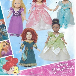 Puede incluir: Un patrón Simplicity para ropa de muñecas de 45 cm con princesas de Disney. La imagen muestra muñecas vestidas como varias princesas, incluyendo Ariel, Tiana y Jasmine. El patrón incluye el texto "Disney Princess" y "18in. DOLL CLOTHES".
