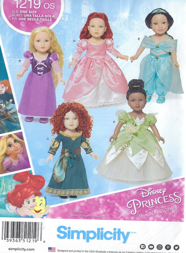 K&ouml;nnte beinhalten: Ein Simplicity-Schnittmuster f&uuml;r 45 cm gro&szlig;e Puppenkleidung mit Disney-Prinzessinnen. Das Bild zeigt Puppen, die als verschiedene Prinzessinnen verkleidet sind, darunter Arielle, Tiana und Jasmin. Das Muster enth&auml;lt den Text "Disney Princess" und "18in. DOLL CLOTHES".