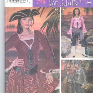 Op de afbeelding: Een naaipatroon voor een piratenkostuum voor volwassenen. Het patroon bevat drie verschillende looks: een rood fluwelen topje met kant en een rok, een roze topje met kant en een zwarte broek en een zwart topje met zilveren versiering en een rok. Het patroon is van Simplicity en is voor maten 32-38 EUR en 34-40 FR.