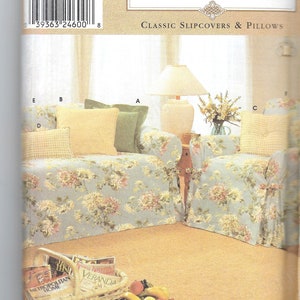 Könnte beinhalten: Simplicity Home-Schnittmuster für klassische Sofabezüge und Kissen. Das Bild zeigt ein Sofa und einen Stuhl mit Blumenmuster und passenden Kissen. Das Schnittmuster enthält Anweisungen zum Erstellen von Bezügen und Kissen.